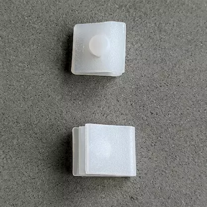 Agrafe plastique de lèche vitre